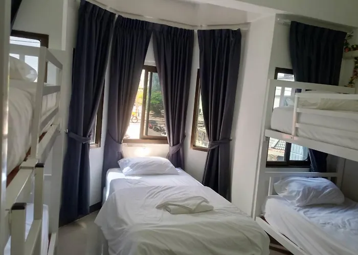 Montana Hotel & Hostel Phuket