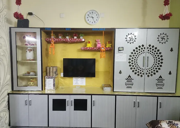 Sri Sakthi Home Stay - Free Pickup From Train Station-Unstained Bed Sheets- Powerful Ac - Fast Wifi - Water Purifier - Spotless Bathrooms- No Cockroaches- Dust Free Rooms- Luxury Mattress- Refrigerator- Cozy Ambience- 24 Hours Hot Water- Washing Mach