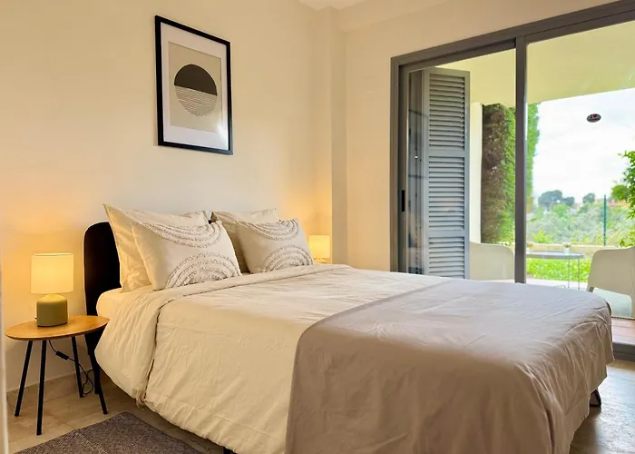 Casa De La Alegria, 3-Bedroom House Near Cabopino Beach & Golf, Marbella