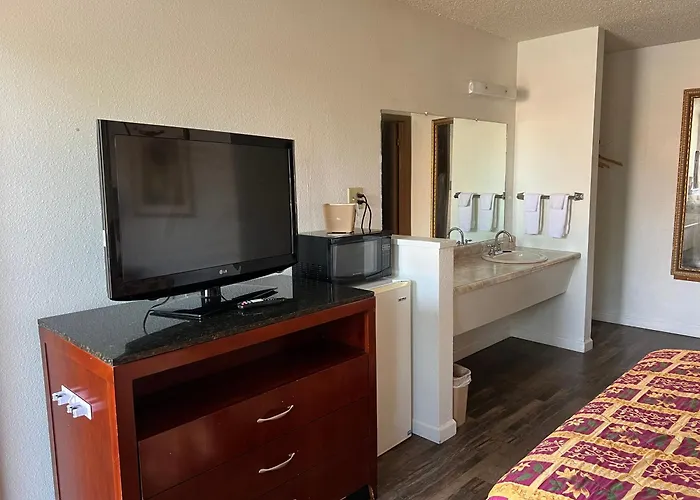 Oasis Inn And Suites