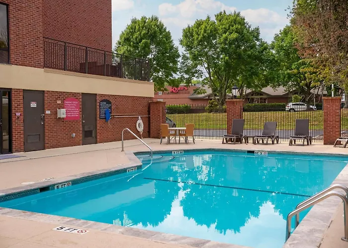 Comfort Suites Outlet Center