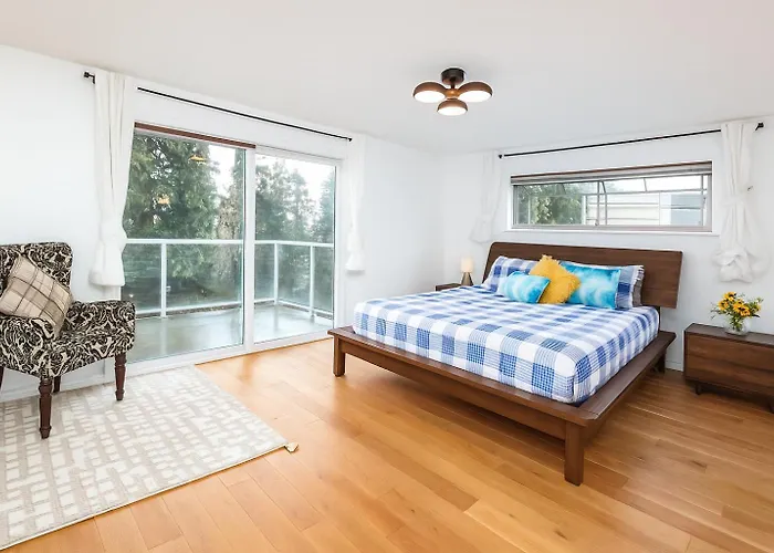 Luxury 180 Degree Lake View