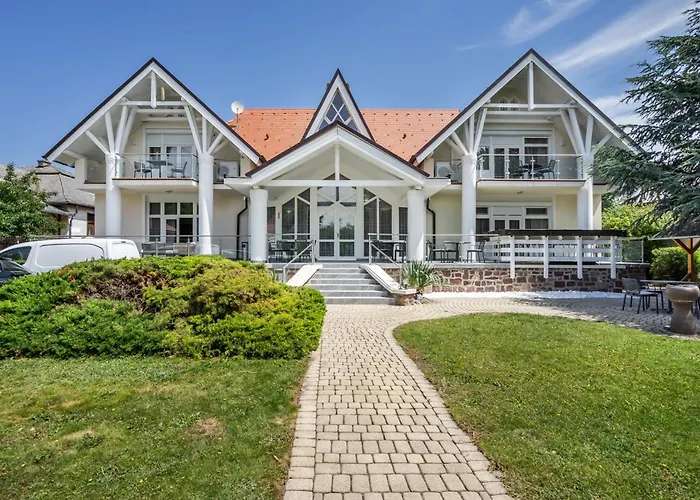 Villa Clariss Pool & City Center Stay