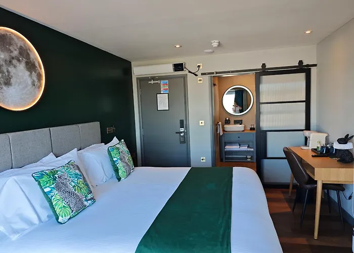 Pinnacle Suites Hotel