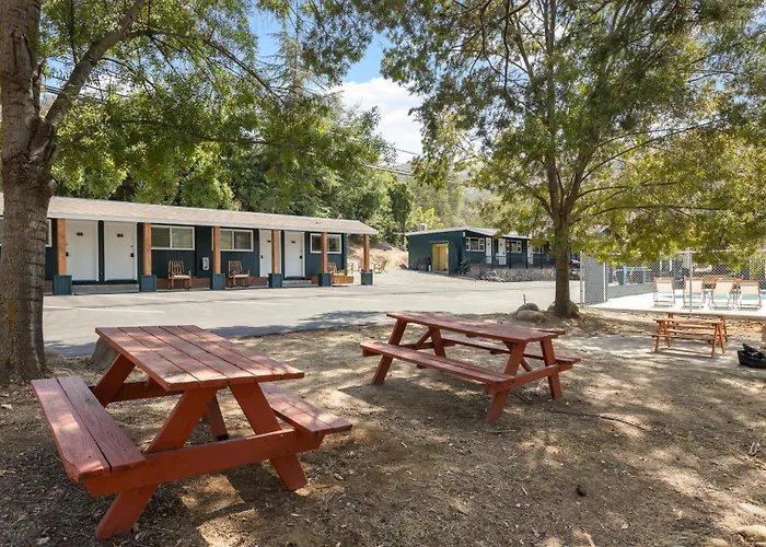 The Whitney- Sequoia Motel Rm7