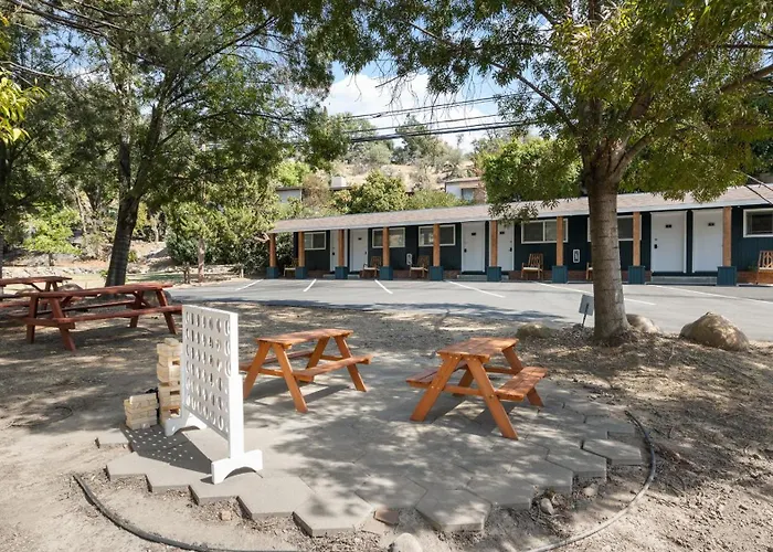 The Whitney- Sequoia Motel Rm7
