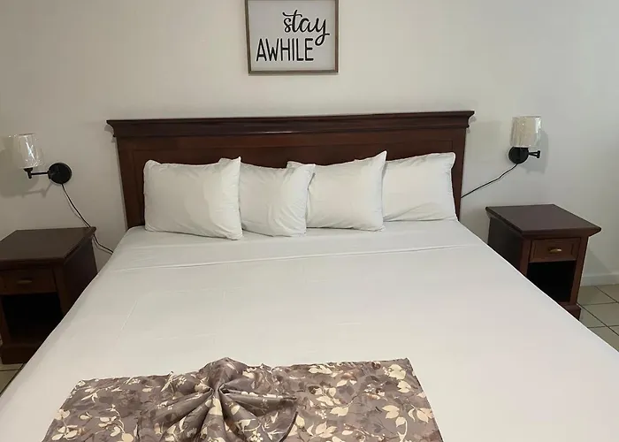 Pineapple Court Hotel