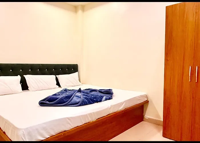 Hotel White S - Stay Near Shri Mahakaleshwar Jyotirlinga Temple - Free Wifi & Free Parking - Fully Air Conditioned And Spacious Room - Excellent Service Recommended