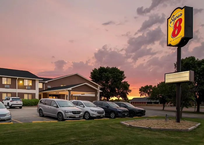 Super 8 By Wyndham Blue Earth
