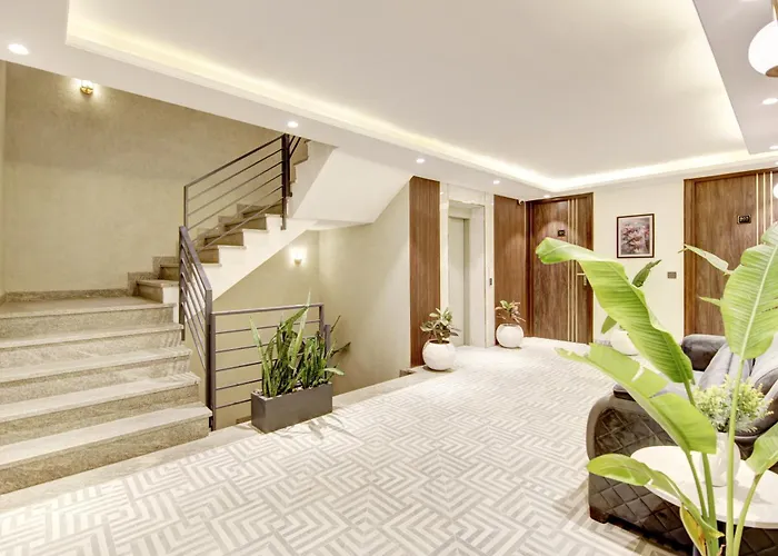 Saltstayz Premier - Galleria Market Road & Sector 27