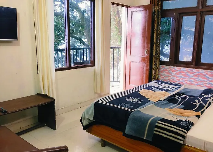 Hotel Holiday Plaza Dalhousie - Near Ghandhi Chowk Mall Road