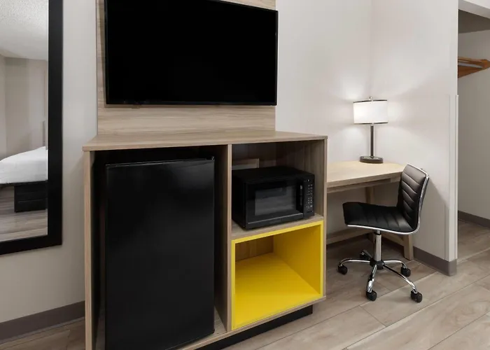 Days Inn By Wyndham Tulsa Central