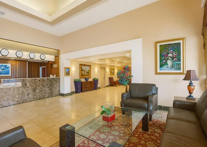 Ramada By Wyndham Hawthorne/Lax