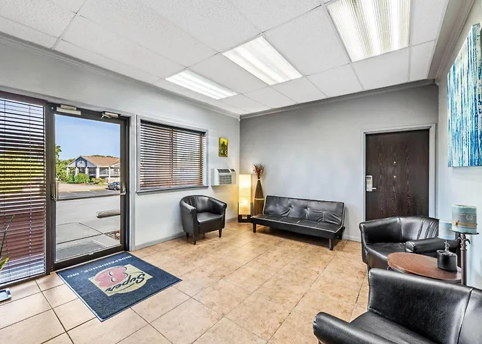 Super 8 By Wyndham Independence Kansas City