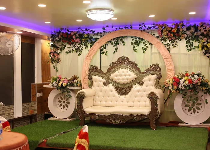 Hotel Anand Lok
