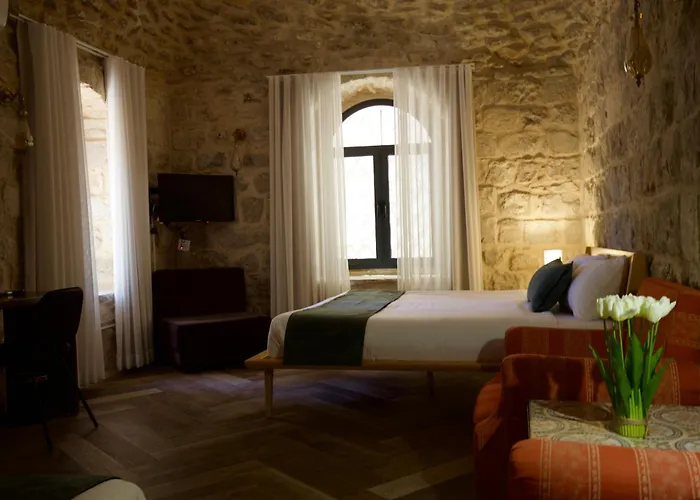 Petrakis Inn