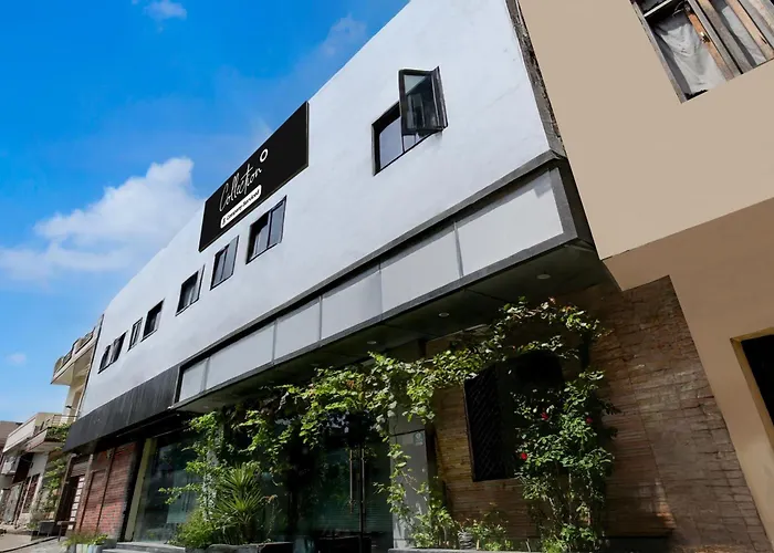 Collection O By Oyo Ishwar Nagar Near Golden Temple Formerly Chahal Residency