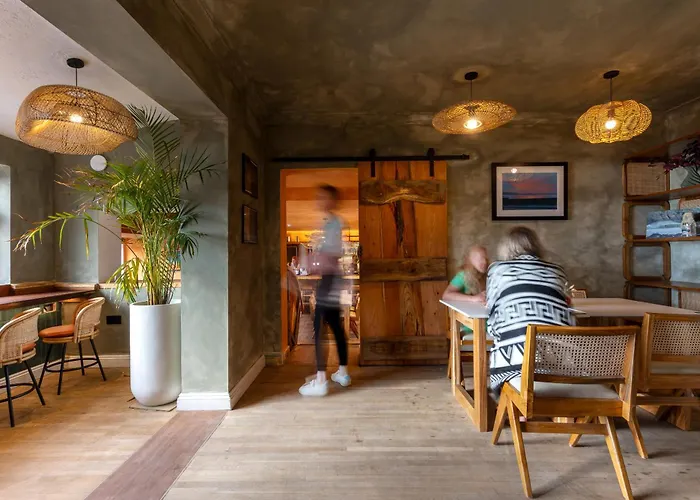Rwts-Rooms And Resto
