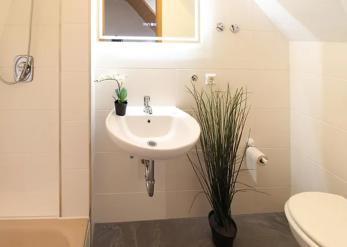 CityStayOne - Kleines Standardzimmer im Zentrum für eine einfache Übernachtung No kitchen no hotel services no reception no breakfast buffet - Of course Late check-in via self check-in high-speed WiFi smart TV good mattresses a quick&easy check-o