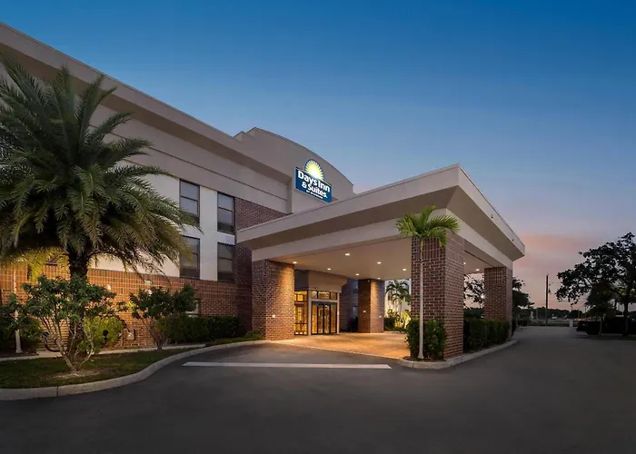 Days Inn & Suites By Wyndham Fort Myers Near Jetblue Park