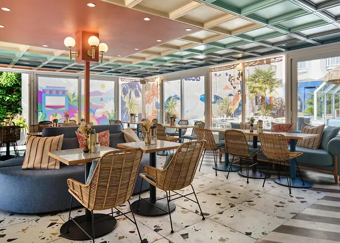 Hotel Chromatics & Restaurant Hill Club By Happyculture