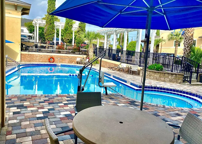 Days Inn By Wyndham Pensacola - Historic Downtown