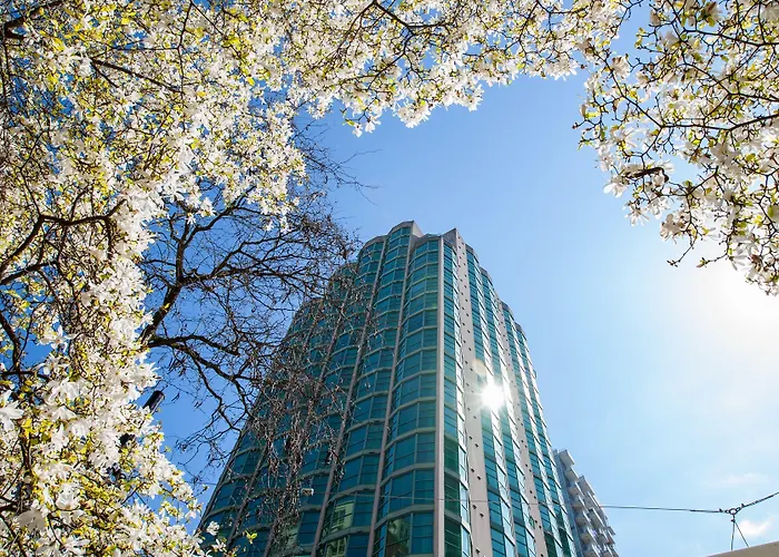 Rosedale On Robson Suite Hotel