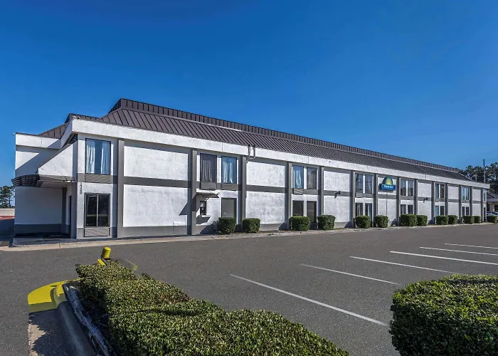 Days Inn & Suites By Wyndham Fort Bragg/Cross Creek Mall