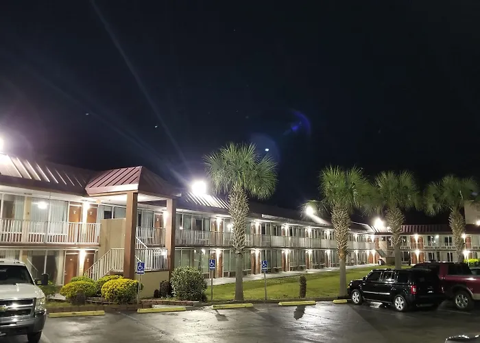 Days Inn & Suites By Wyndham Charleston Airport West