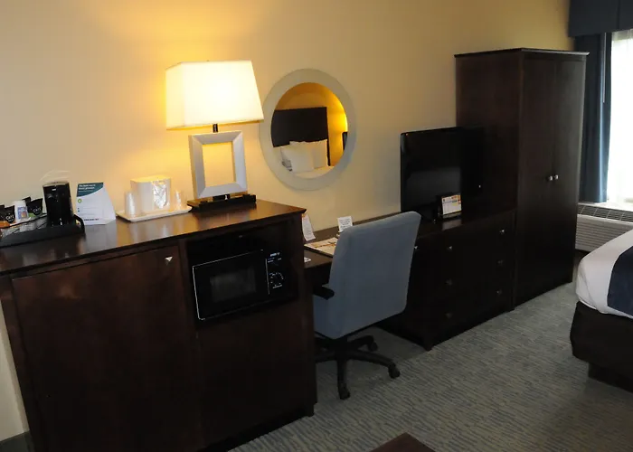 Comfort Inn & Suites Newark - Wilmington
