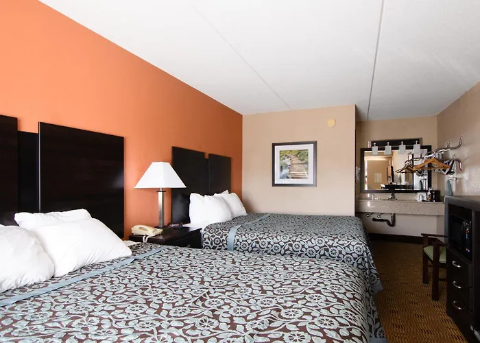 Days Inn By Wyndham Pittsburgh-Harmarville