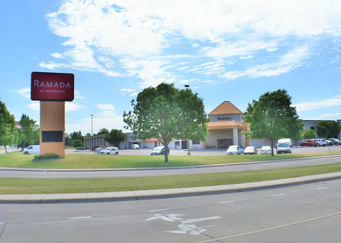 Ramada By Wyndham Sioux Falls Airport - Waterpark Resort & Event Center