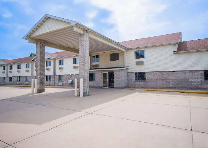 Days Inn By Wyndham Evansdale Waterloo