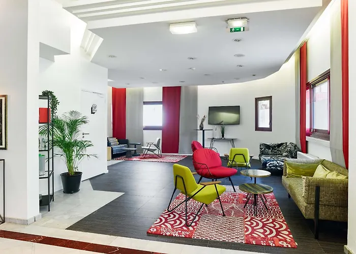 B&B Hotel Saint-Quentin-En-Yvelines Centre Gare 4 Etoiles