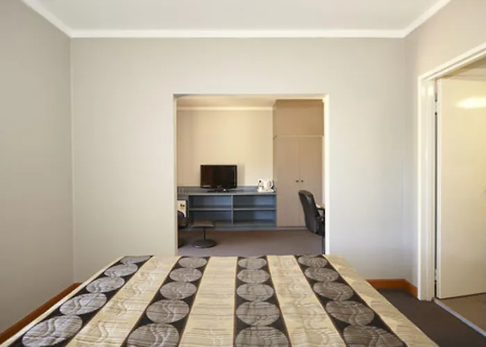 Seasons Hotel Newman