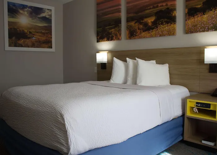 Days Inn By Wyndham Colby