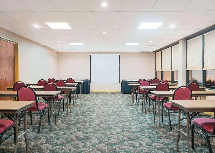 Ramada By Wyndham Plymouth Hotel & Conference Center