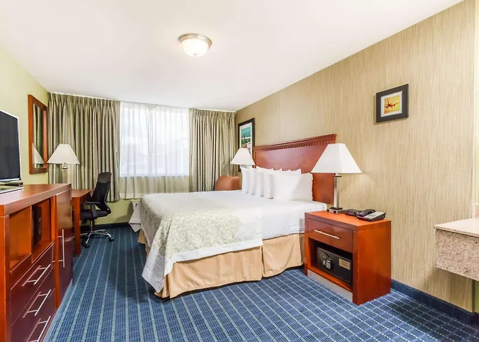 Days Inn By Wyndham Windsor Locks / Bradley Intl Airport