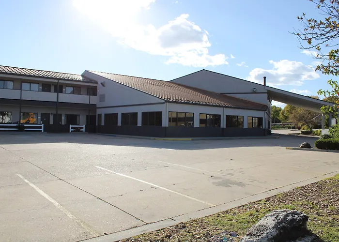 Greenlight Inn & Suites St James
