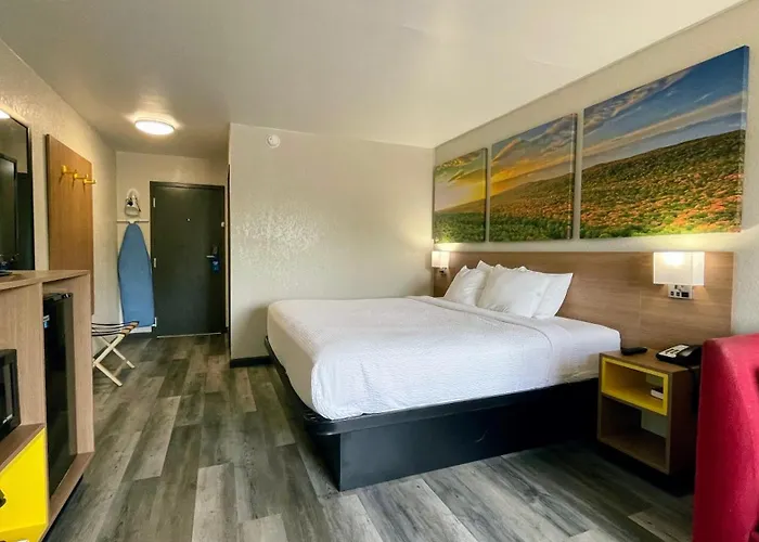 Days Inn By Wyndham Columbus In