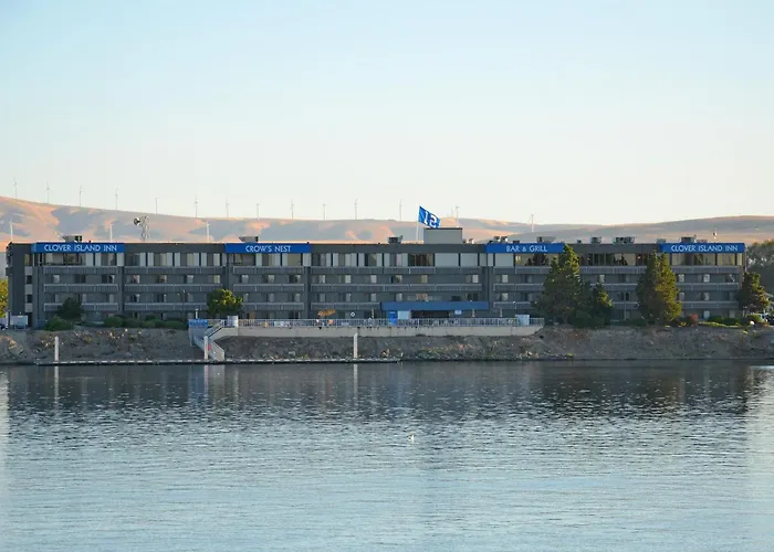 Clover Island Inn