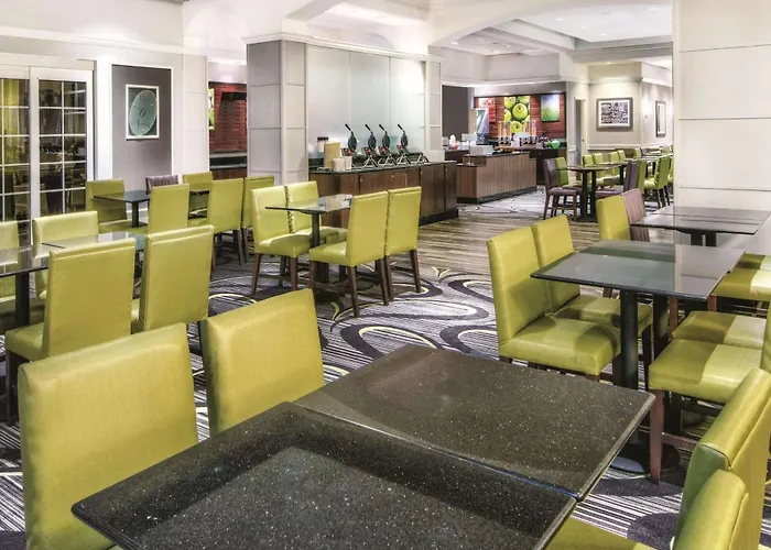 La Quinta Inn & Suites By Wyndham San Antonio Riverwalk