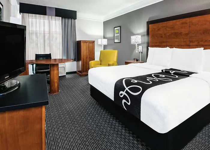La Quinta Inn & Suites By Wyndham San Antonio Riverwalk