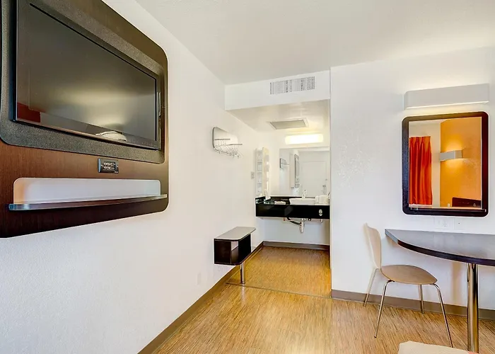 Motel 6 Thornton