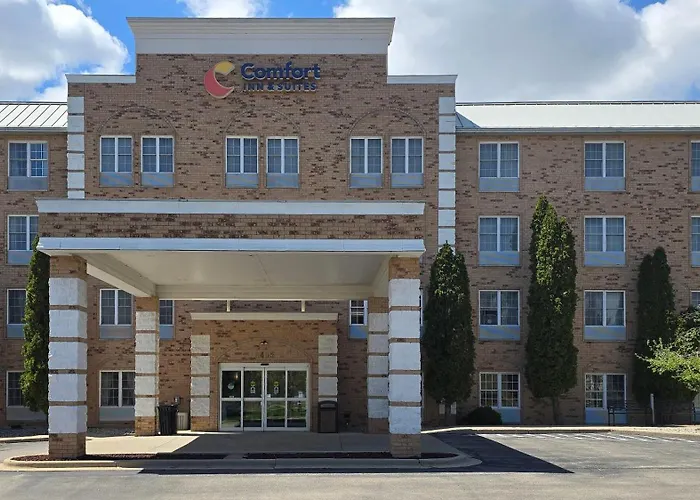 Comfort Inn & Suites Grafton-Cedarburg