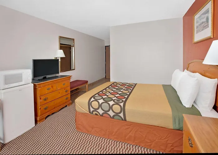 Super 8 By Wyndham Crystal Lake