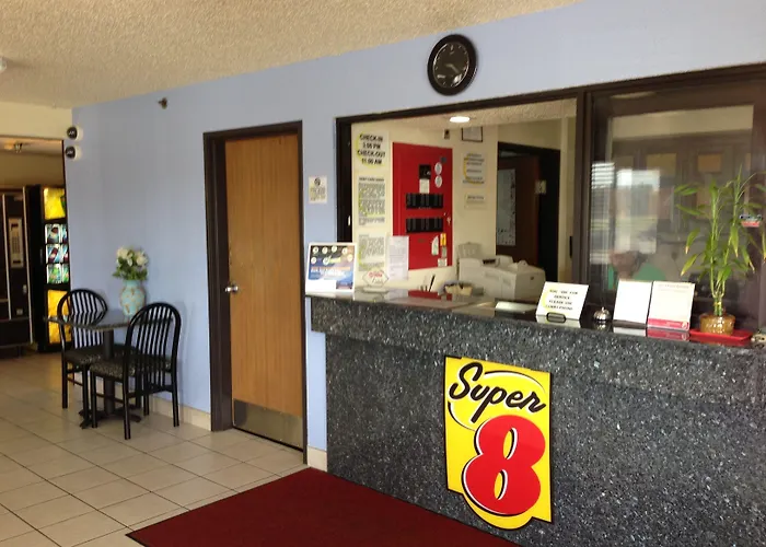 Super 8 By Wyndham New Castle