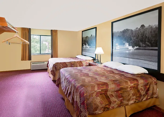Super 8 By Wyndham Iowa Falls