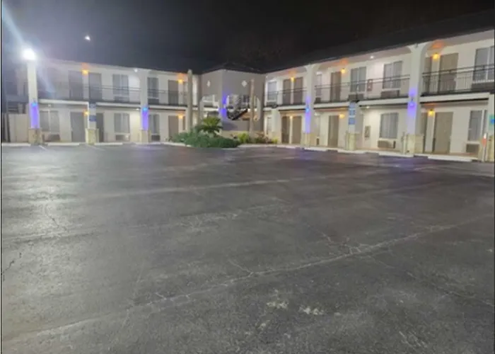 Econo Lodge Inn & Suites Near Lackland Afb