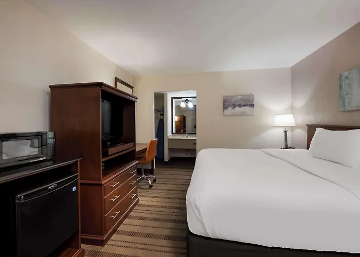 Surestay Plus By Best Western Woodbury Inn